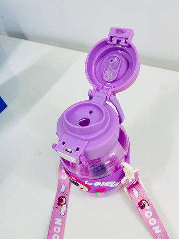 Cute Sipper Water Bottles with Cartoon Sticker – BPA-Free Bottle with Soft Silicone Straw, Adjustable Strap and Secure Lock – Leakproof Bottle for School,Travel & Picnic